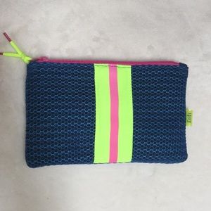 Bright makeup bag: in great condition✨